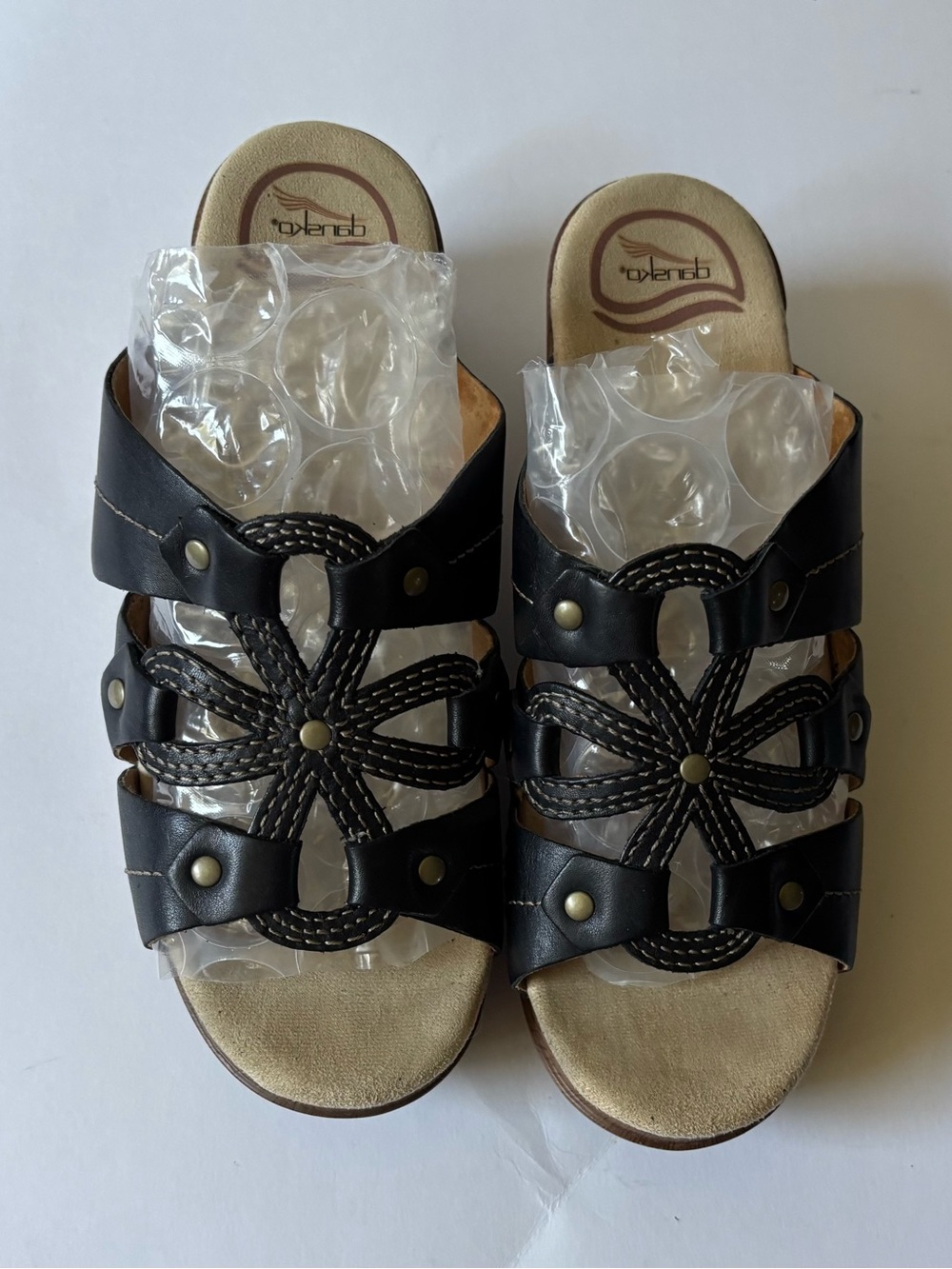 Dansko Serena Women’s Black Leather Wedge Sandal size 39( 8,5 US)